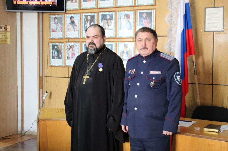 Духовник Донецкого округа ВКО ВВД был награжден юбилейной медалью «450 лет служения донских казаков государству Российскому»