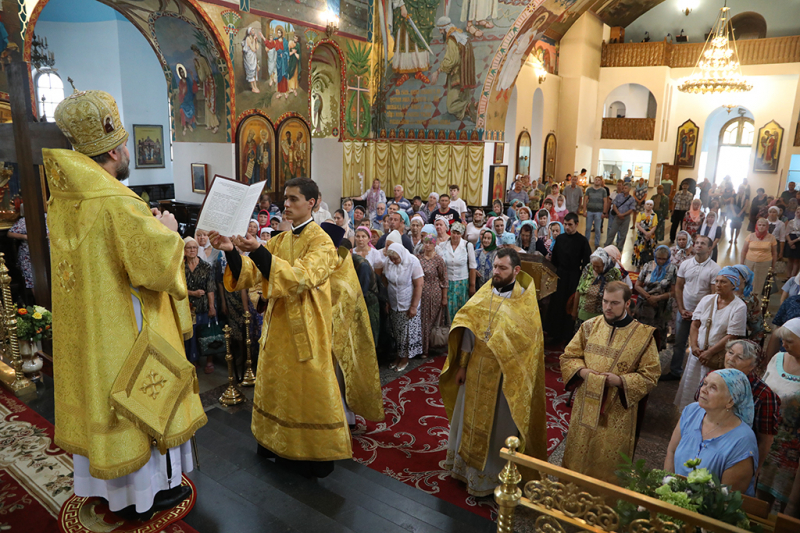 В День 1030-летия Крещения Руси епископ Симон совершил Божественную литургию в Покровском кафедральном соборе