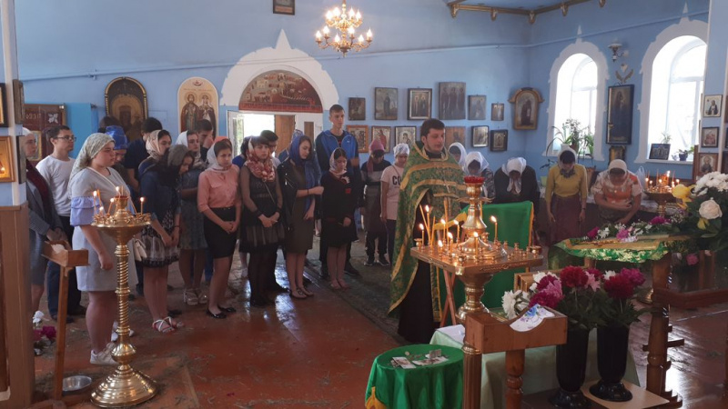 В станице Боковской священник совершил молебен для учащихся перед экзаменами