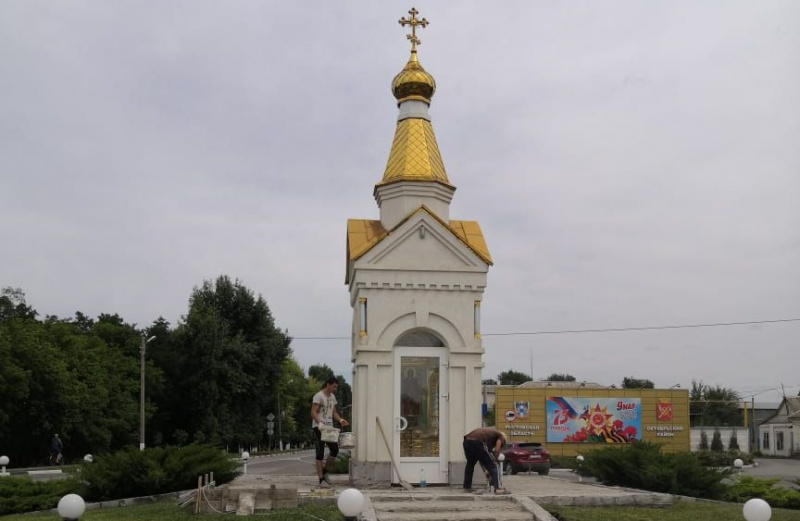 В пос. Каменоломни происходит благоустройство прилежащей территории часовни Архангела Михаила