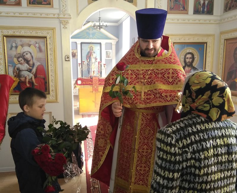 На приходе Алексндра Невского в г. Красный Сулин поздравили женщин с днем жен-мироносиц