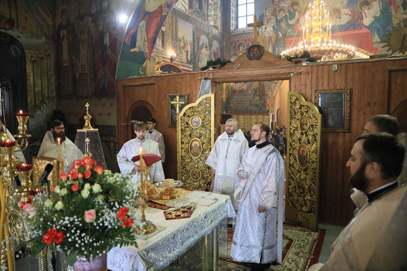 В Навечерие Рождества Христова, Рождественский сочельник, духовенство и верующие города Шахты, готовясь к Рождеству, молились за воскресным богослужением