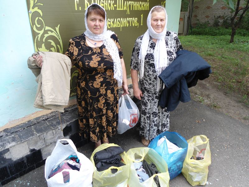 Добровольцы «Общины Милосердия» передали подарки в виде детских игрушек, средств личной гигиены, одежды, канцелярских товаров к школе, продуктов питания малоимущим семьям, нуждающимся в помощи