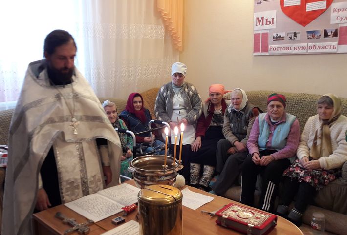 Иеромонах Арсений (Алимов) совершил чин Великого освящения воды в Центре социального обеспечения граждан пожилого возраста г. Красный Сулин