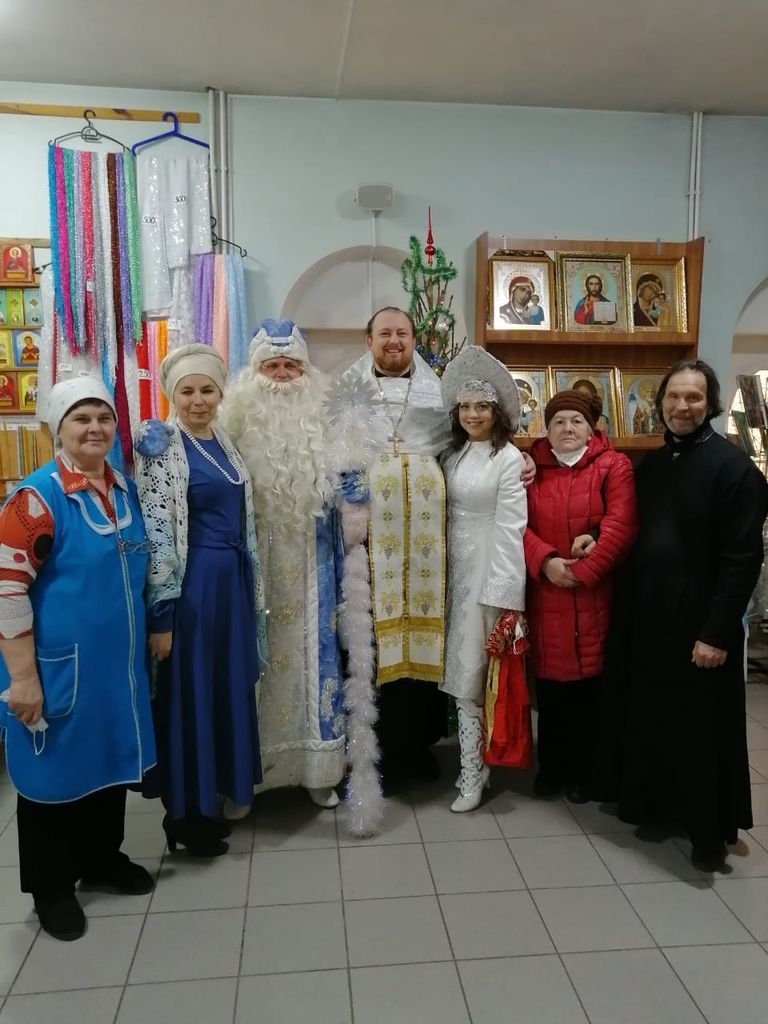 В г. Новошахтинске прошел рождественский спектакль для учащихся воскресных школ благочиния и многодетных малообеспеченных семей-благополучателей гуманитарного Центра «От сердца к сердцу»