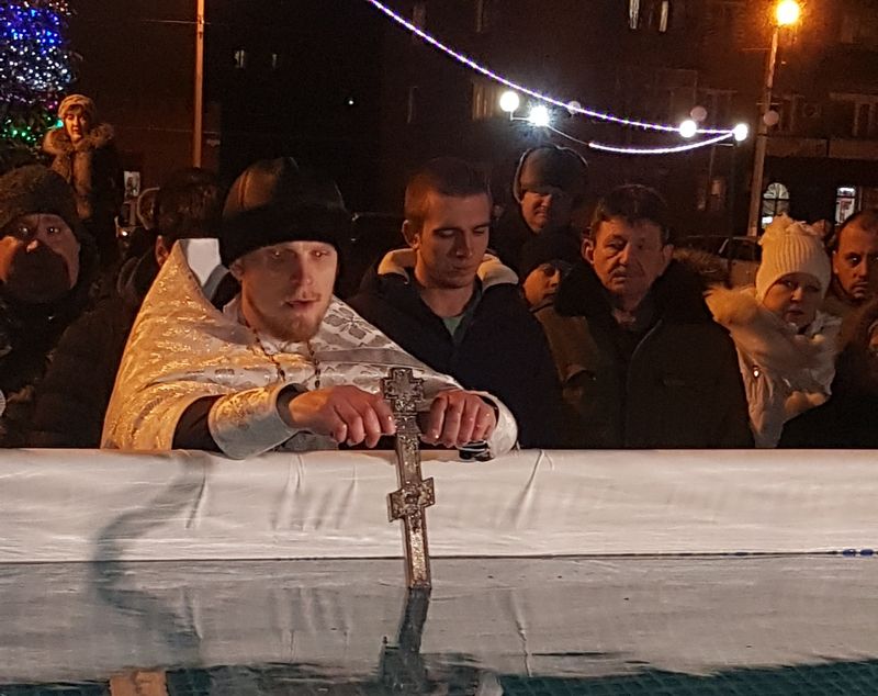 В г. Зверево прошли Крещенские купания