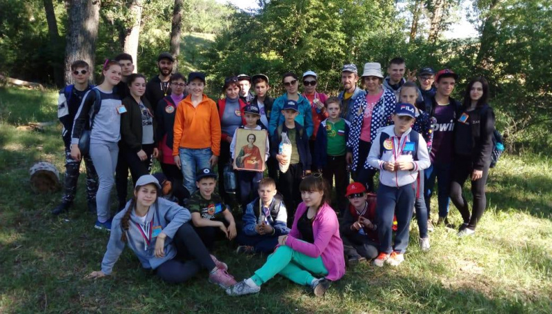 Ученики воскресной школы «Свет ангела» и члены молодежного клуба прихода вмч. Пантелеимона г. Гуково отправились в самый настоящий туристический поход