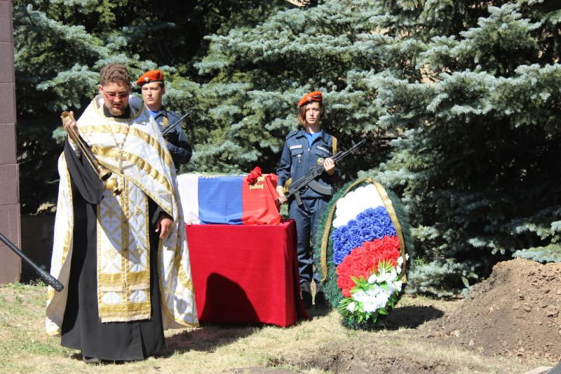В п. Чертково состоялась траурная церемония перезахоронения найденных при проведении раскопок отрядом «Обелиск» останков советских солдат