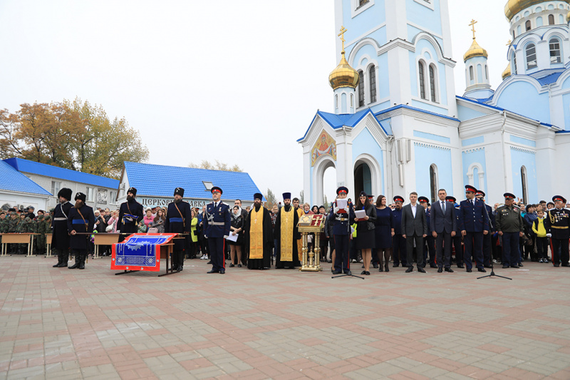 Торжественная присяга кадет и освящение нового Знамени лучшего в России казачьего кадетского корпуса состоялись на соборной площади Покровского кафедрального собора г. Шахты