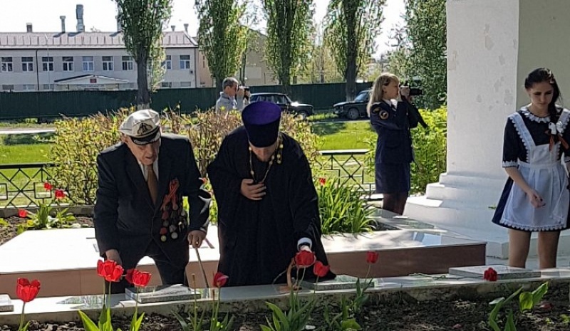 В Зверево-Никольском благочинии состоялось торжественное возложение цветов и венков к мемориалу на пл. Докукина