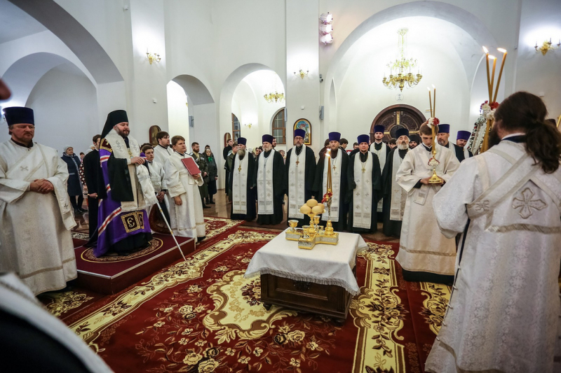 С архиереями Русской Церкви Преосвященнейший епископ Симон совершил богослужение во Владимирском соборе Ставрополя накануне великого освящения собора