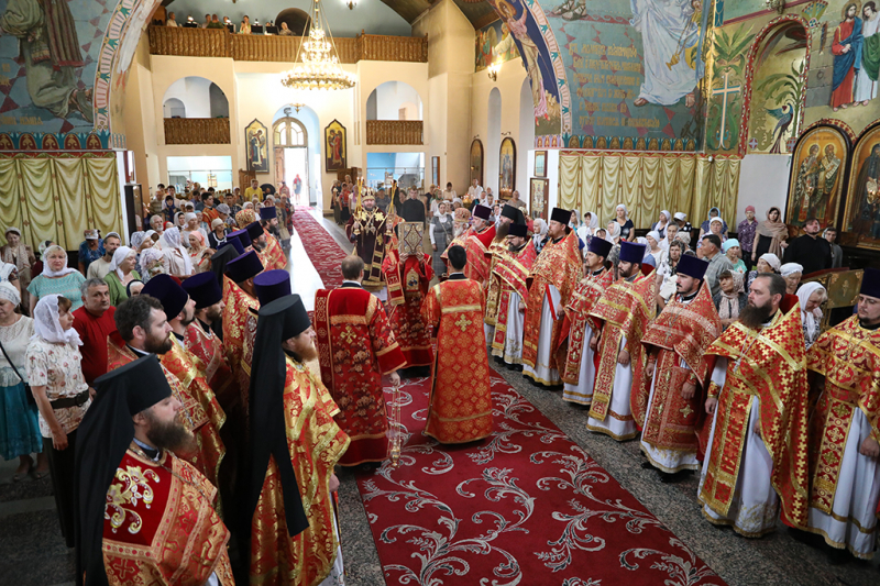 В день 100-летия мученической кончины святых Царственных страстотерпцев в кафедральном соборе Шахтинской епархии состоялось соборное богослужение