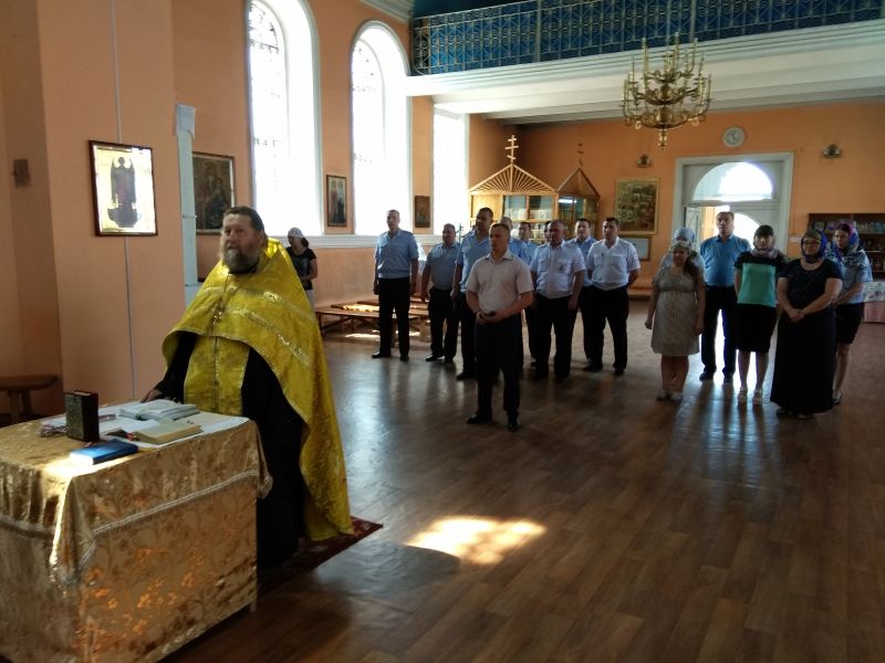 В день празднования 300-летия образования отечественной полиции в храме святителя Николая Чудотворца ст. Обливской отслужен молебен
