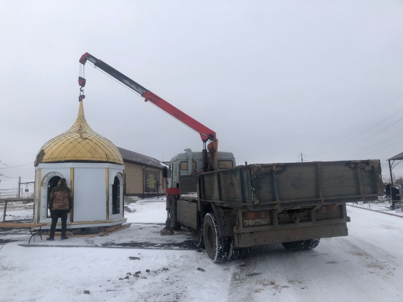 Долгожданным событием для Донецка стала доставка барабана, купола и креста для строящейся Димитриевской часовни на заводском кладбище