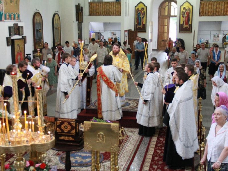 Епископ Вологодский и Великоустюжский Игнатий совершил всенощное бдение в Покровском кафедральном соборе г. Шахты