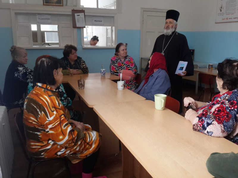 Священник посетил пациентов шахтинского Дома сестринского ухода