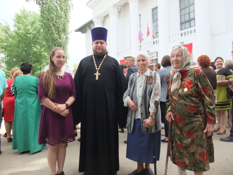 В г. Каменск-Шахтинском мкр. Заводской поздравили ветеранов