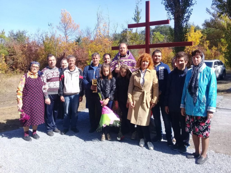 В г. Новошахтинске совершено освещение двух поклонных крестов, поставленных на братских могилах погибших солдат и мирных жителей