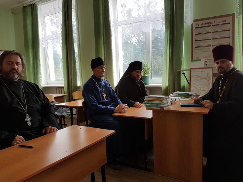 В Родионово-Несветайском благочинии прошло собрание духовенства, на котором были обсуждены текущие вопросы, связанные с решением актуальных проблем
