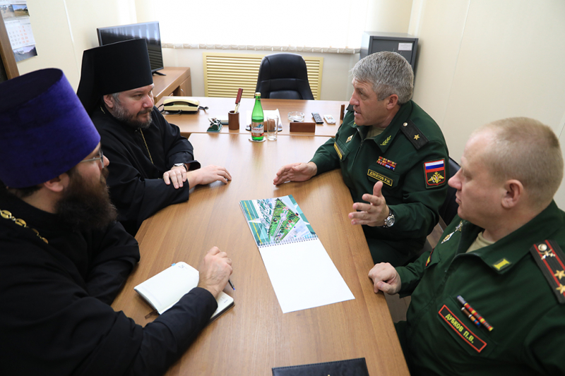 Строительство храма при воинской части и кандидатуру помощника командира по работе с верующими военнослужащими епископ Симон обсудил с командиром 150-й мотострелковой дивизии генерал-майором Р.М. Дзейтовым