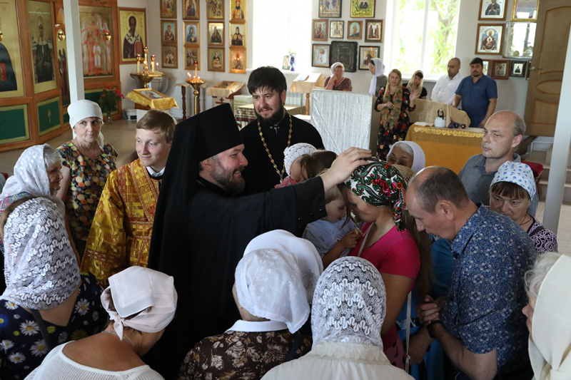 Преосвященнейший епископ Симон совершил архипастырский визит в Донецкое благочиние, совершив воскресное богослужение в храме святой блаженной Матроны Московской