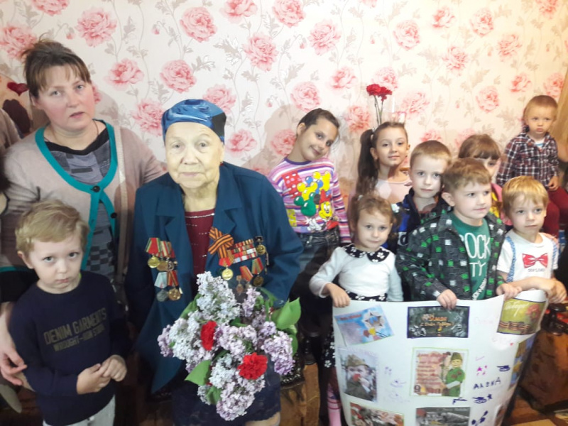 В Каменском благочинии дети навестили ветерана