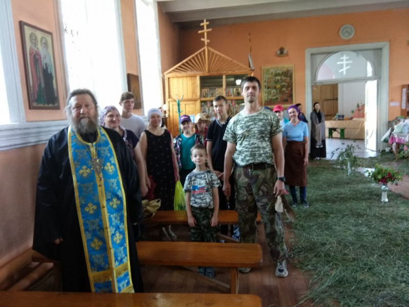 Ученики воскресной школы Свято-Никольского храма станицы Обливской завершили учебный год походом на реку Чир