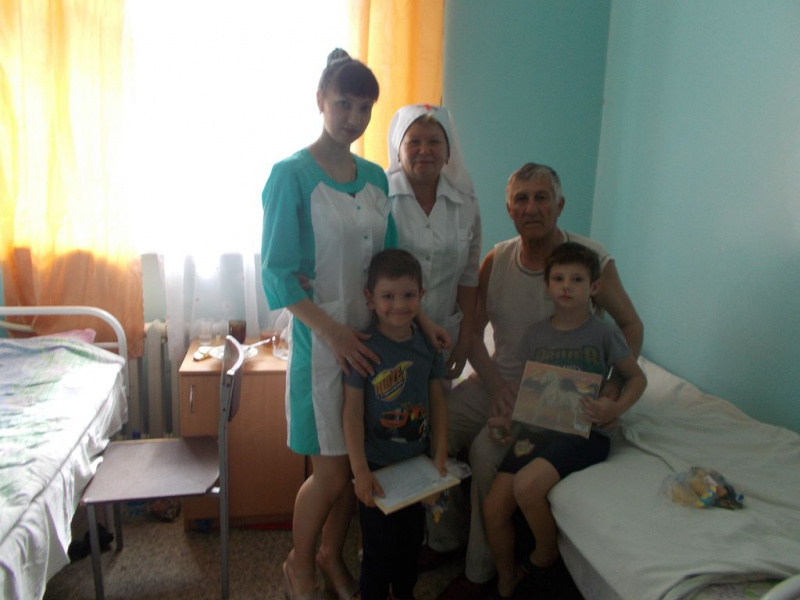 В День защиты детей сестры милосердия храма Державной иконы Божьей Матери посетили детей в городской больнице