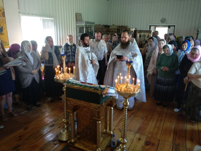 В день святителя Николая, архиепископа Мир Ликийских, Чудотворца, благочинный Миллеровского церковного округа иерей Роман Калинин совершил Божественную литургию в храме святителя Николая Мирликийского г. Миллерово