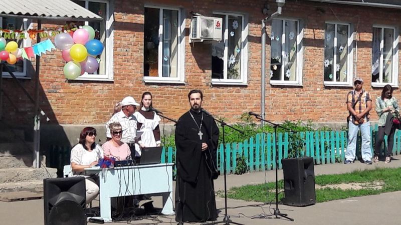 Настоятель храма в честь Рождества Христова иерей Антоний Можаев принял участие в торжественной линейке Митякинской школы, посвященной последнему звонку