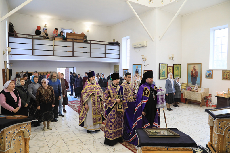 В новопостроенном храме города Гуково в честь преподобномученицы княгини Елисаветы совершена первая Божественная литургия архиерейским чином