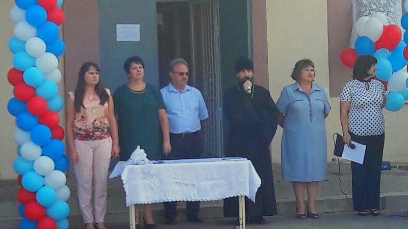 1 сентября в поселке Горный в МБОУ СОШ № 22 прошла линейка, посвященная началу учебного года, школьников напутствовал иеромонах Арсений (Алимов)