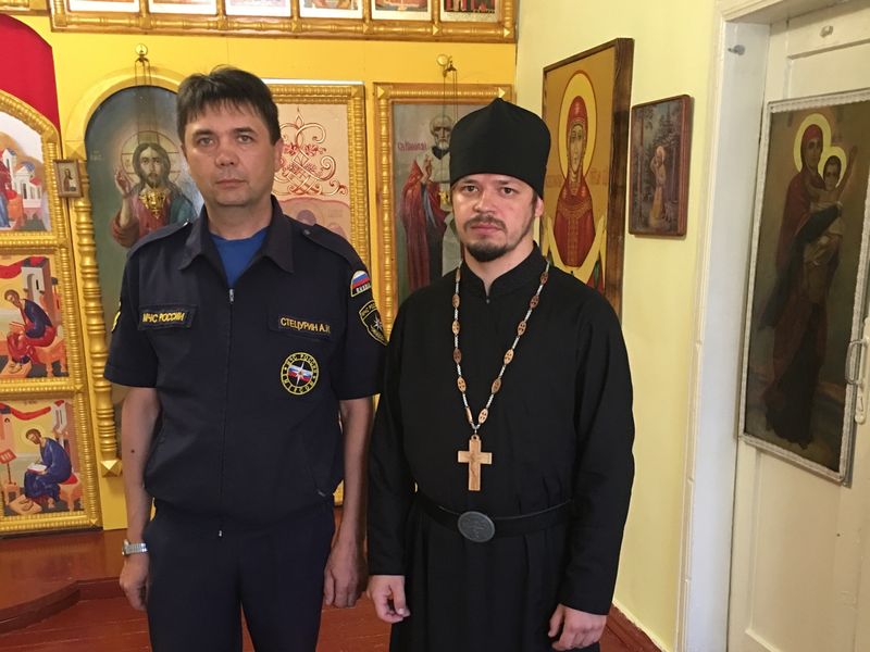 В храме святителя Николая сл. Кашары прошла встреча иеромонаха Никона (Синюшкина) с начальником МЧС Стецуриным Андреем Ивановичем. На встрече обсуждалось сотрудничество прихода и ведомства