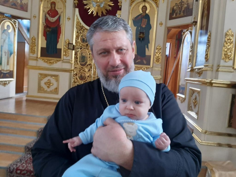 В храме Покрова Богородицы г. Каменск-Шахтинский состоялось таинство крещения над младенцем, родившимся в Кризисном центре «Дом для мамы»