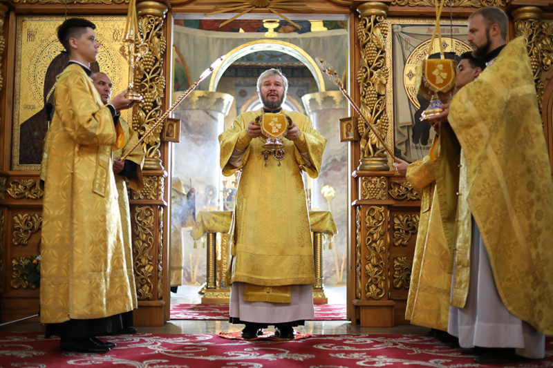 Преосвященнейший епископ Симон совершил раннюю воскресную Божественную литургию в кафедральном соборе Шахтинской епархии