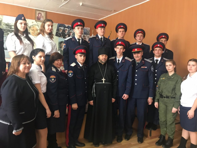 Духовник казачьей молодежи иеромонах Димитрий (Яроцкий) благословил вновь избранного атамана Миллеровского казачьего кадетского профессионального техникума