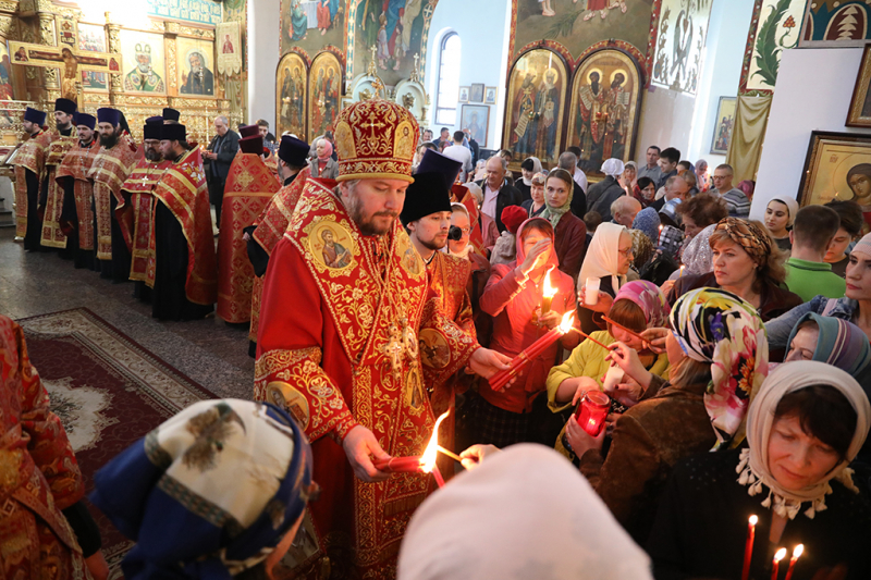 В день празднования Светлой Пасхи в Покровский кафедральный собор г. Шахты был доставлен Благодатный огонь из Иерусалима