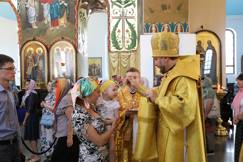 Накануне Недели Всех святых, в земле Российской просиявших, епископ Шахтинский и Миллеровский Симон совершил всенощное бдение в кафедральном соборе Покрова Пресвятой Богородицы