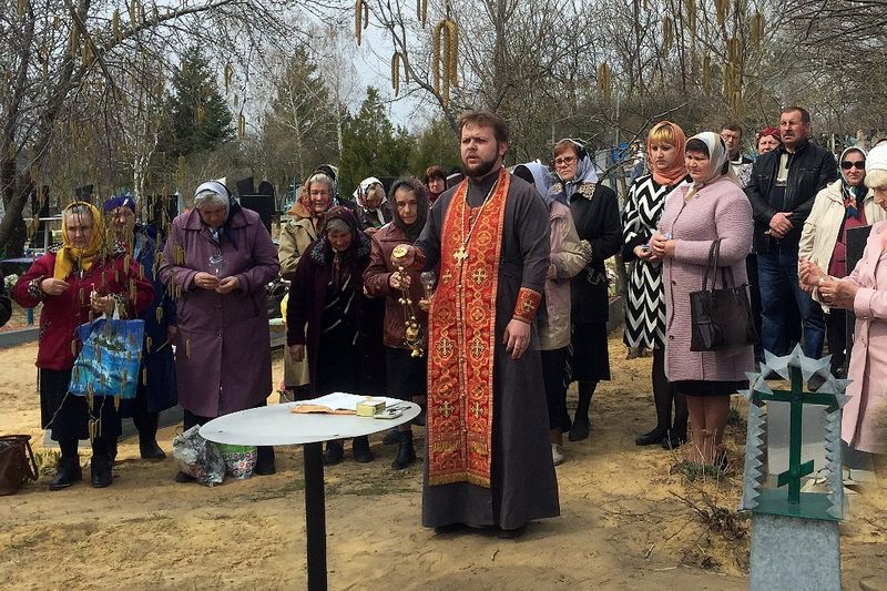 В праздник Радоницы благочинный приходов Кашарского округа иерей Георгий Грошев посетил кладбища сельских поселений района и совершил заупокойные богослужения
