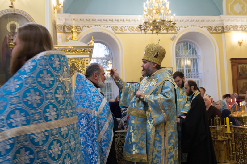 Епископ Шахтинский и Миллеровский Симон совершил всенощное бдение в Покровском архиерейском соборе города Пензы
