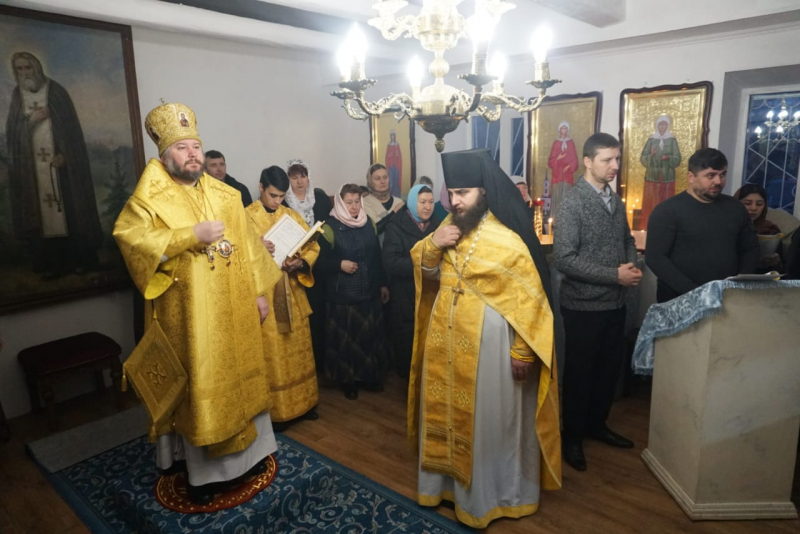 В день памяти святителя Спиридона, епископа Тримифунтского Преосвященнейший епископ Симон совершил Божественную литургию в храме в честь образа Богоматери Взыскание погибших пос. Сидорово-Кадамовский