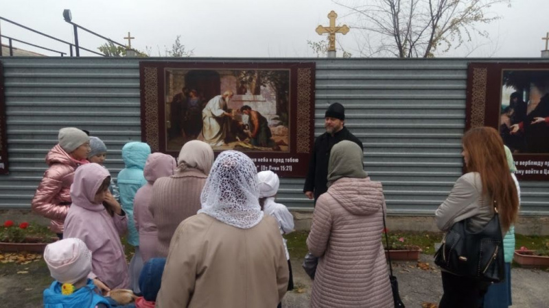 Настоятель Свято-Пантелеимоновского храма г. Миллерово иеромонах Димитрий (Яроцкий) провел беседу «Притчи Христовы» с воспитанниками воскресной школы