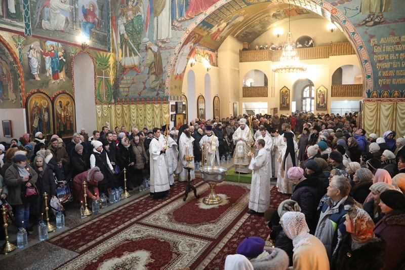 В праздник Крещения Господня Преосвященнейший епископ Симон возглавил Божественную литургию в Покровском кафедральном соборе г. Шахты