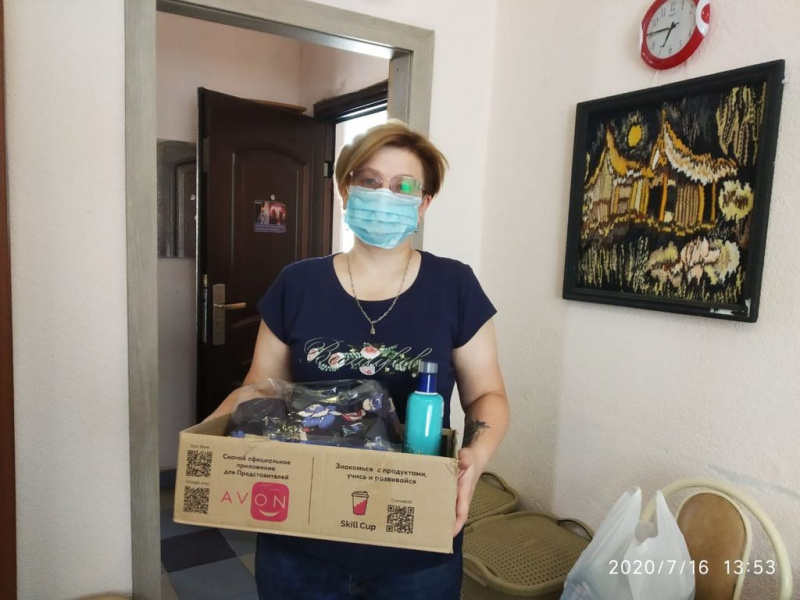 Добровольцы Центра гуманитарной помощи «От сердца к сердцу» и сестры милосердия Донского храма г. Новошахтинска передали многодетным малообеспеченным семьям продукцию «Эйвон» от Фонда продовольствия «Русь»