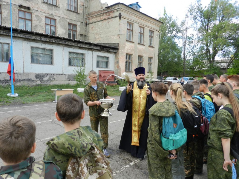 По приглашению руководства клуба юных десантников «Русич» иерей Георгий Русинов, настоятель храма святой преподобномученицы Елисаветы г. Гуково благословил команду клуба участвовать в соревнованиях
