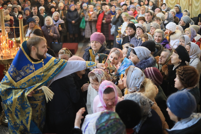 Сретение Господне и чин освящения свечей в Покровском кафедральном соборе города Шахты