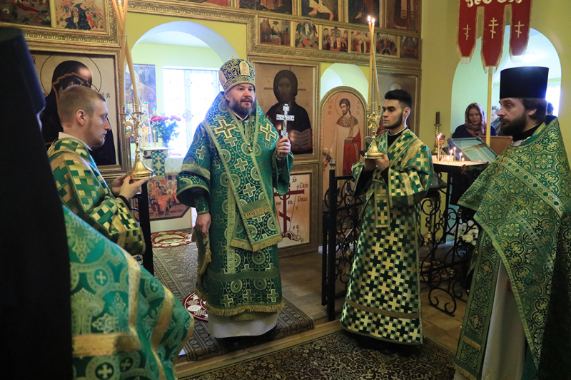 В престольный праздник Преосвященнейший епископ Симон совершил Божественную литургию в храме святой блаженной Ксении Петербургской г. Шахты