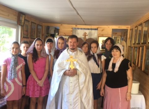Молебен перед началом учения отроков совершил иеромонах Никон в храме иконы Божией Матери Всех скорбящих Радость г. Красный Сулин