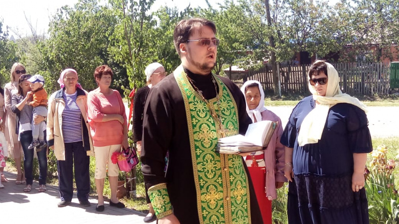 В день святой Троицы в хуторе Веселая Бахмутовка Октябрьского района возле часовни в честь Пресвятой Троицы состоялся праздничный молебен