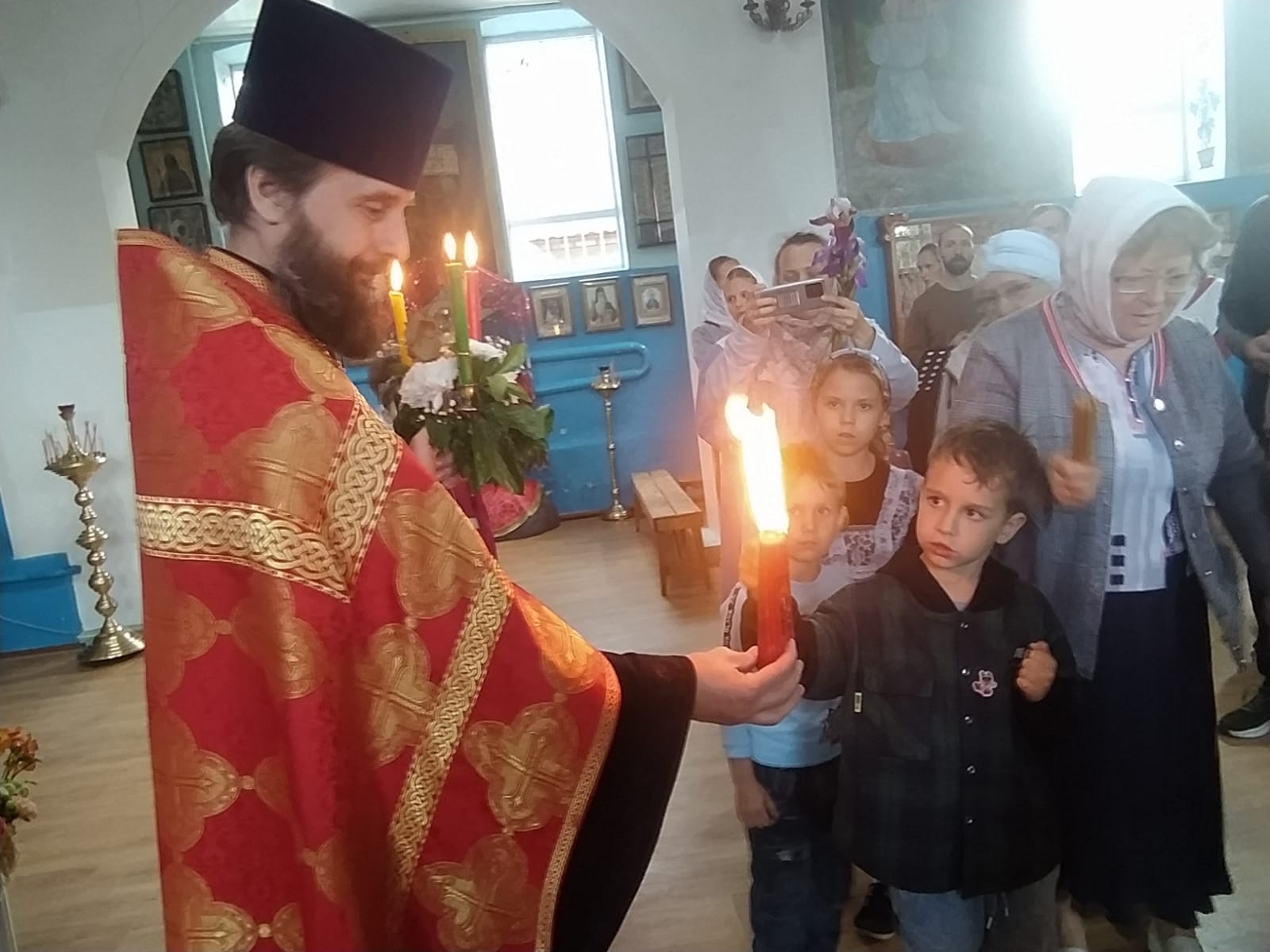 В храме Архистратига Михаила поселка Каменоломни торжественно встретили  Благодатный огонь | Шахтинская епархия | Донская митрополия